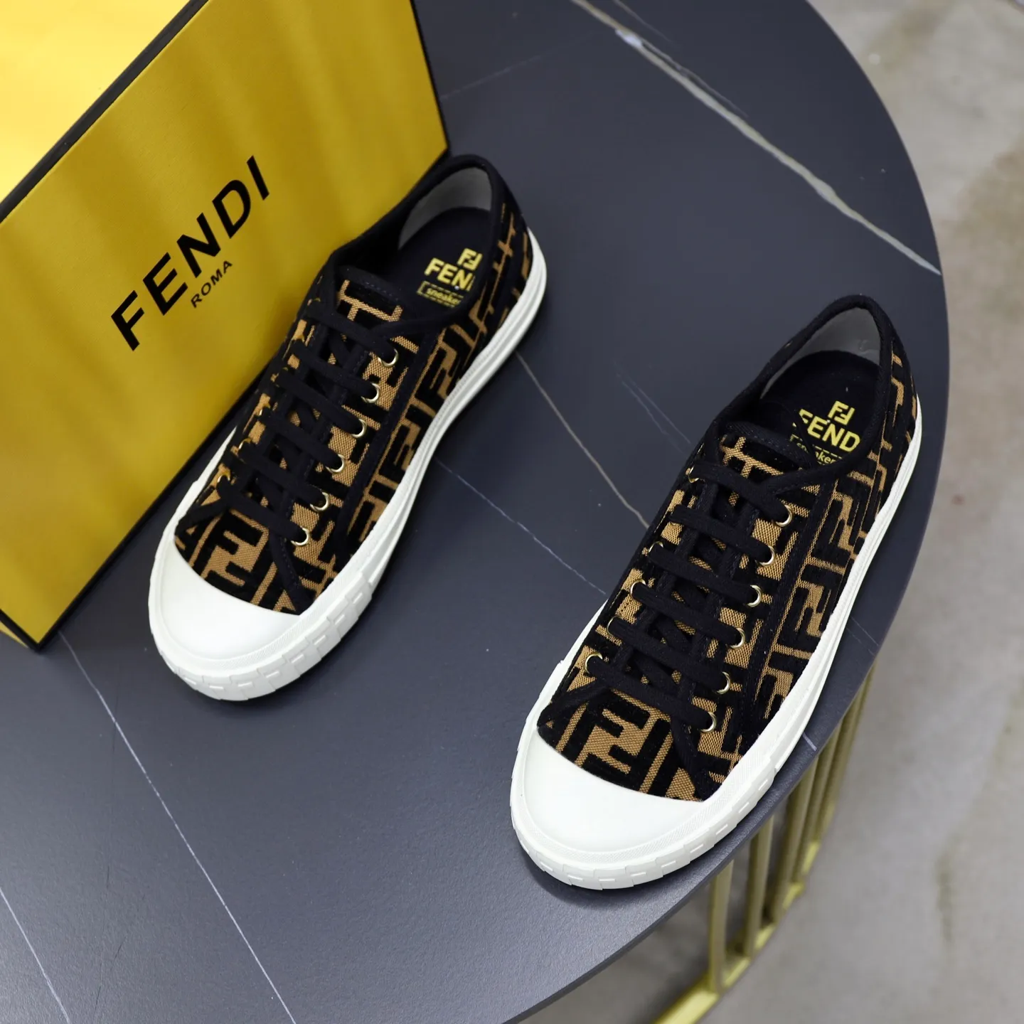 Factory price: 480 original order (couple model) Brand: FENDI Fendi 🙅‍♂️🙅‍♂️🙅‍♂️ Size: Female 35–40, Male 39-44 (45 can be customized) Grade: Official website genuine Material: Imported original LoGO fabric upper Original comfortable lining TPU wear-resistant lightweight outsole Style category: Loafers New trendy shoes Color: actual picture color